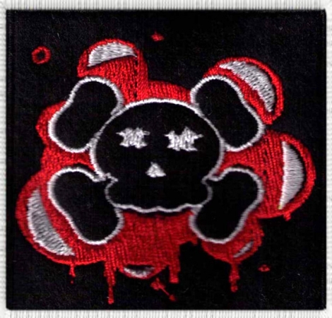 LEBKA 02 - MIMINO - Čierna lebka na červeno-bielom podklade