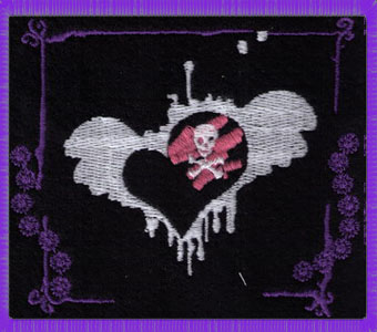 LEBKA 13 - SRDCE V RÁME - Biela lebka vo fialovom srdci