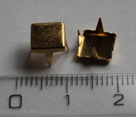 Pyramída plochá, 7 mm, zlatá - Jednotlivý vybíjanec