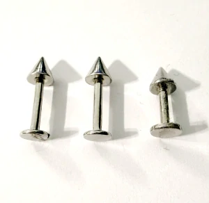Šípka s hrotom a pločinkou (piercing, chirurgická oceľ)