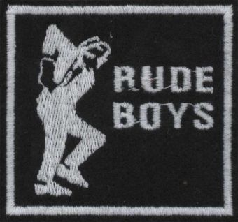 RUDE BOYS: Biely nápis a tancujúca postavička