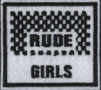 RUDE GIRLS: Čierny nápis so šachovnicou