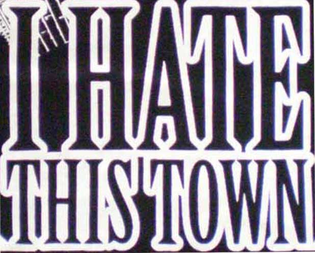 I HATE THIS TOWN: Slogan na čiernom podklade