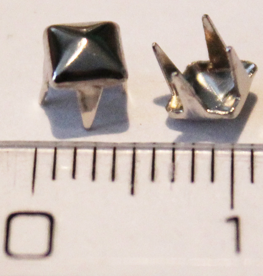 PYRAMÍDA 4 mm STRIEBORNÁ: Jednotlivý vybíjanec