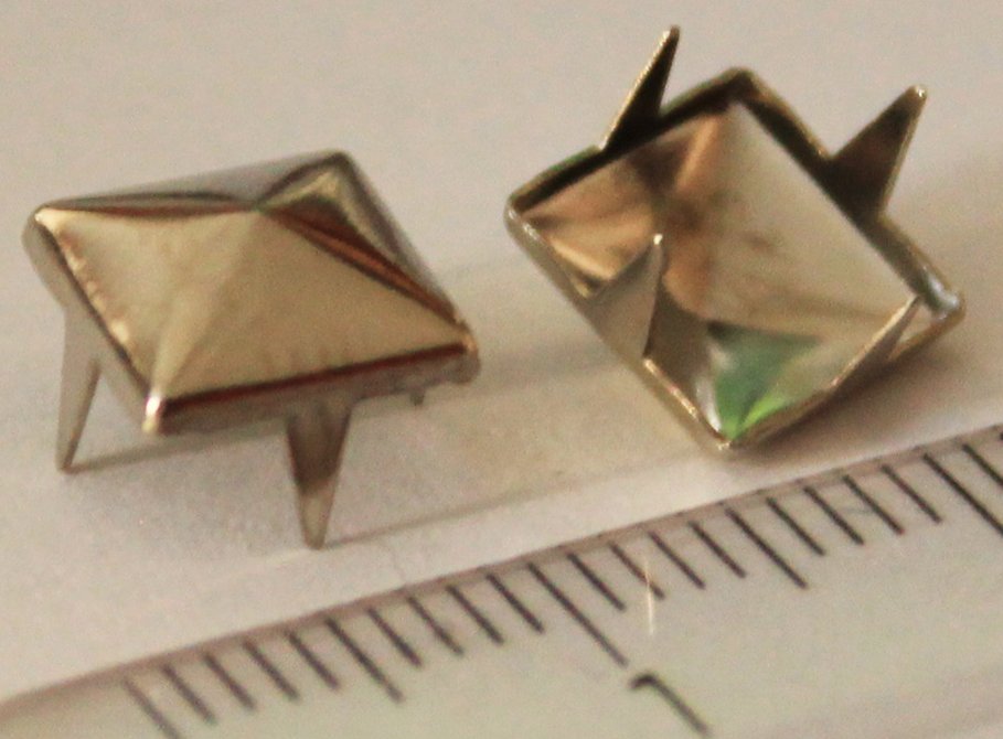 PYRAMÍDA 8 mm STRIEBORNÁ: Jednotlivý vybíjanec