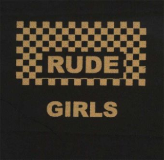RUDE GIRLS: Nápis so šachovnicou