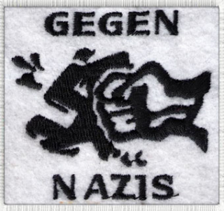 GEGEN NAZIS: Čierny vyšivaný motív