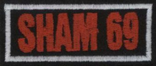SHAM 69: Červené logo v bielom rámčeku