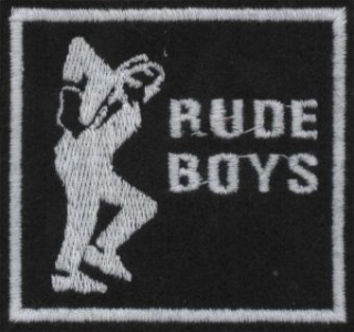 RUDE BOYS: Biely nápis a tancujúca postavička