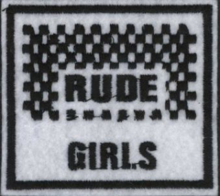 RUDE GIRLS: Čierny nápis so šachovnicou