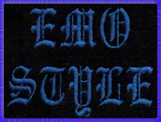 Emo Style (vyšívaná nášivka, modrý slogan na čiernom podklade)