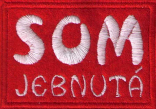 SOM JEBNUTÁ: Biely nápis na červenom podklade