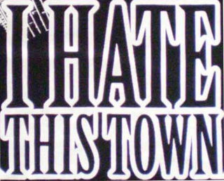 I HATE THIS TOWN: Slogan na čiernom podklade