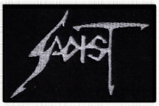 SADIST: Biele vyšívané logo