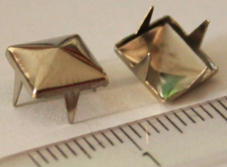 PYRAMÍDA 8 mm STRIEBORNÁ: Jednotlivý vybíjanec