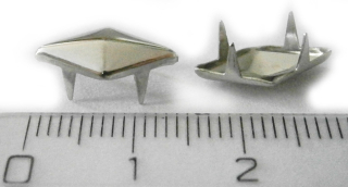 PYRAMÍDA KOSOŠTVORCOVÁ 14 x 7 mm STRIEBORNÁ: Jednotlivý vybíjanec