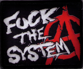 FUCK THE SYSTEM: Fotonášivka s nápisom