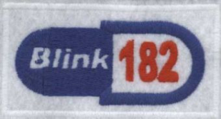 Blink 182 (vyšívaná nášivka, modro-červené logo na bielom podklade)