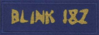 Blink 182 (vyšívaná nášivka, žlté logo na modrom podklade)