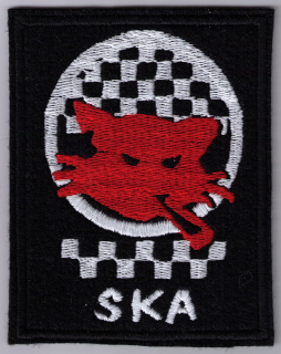 SKA MAČKA: Červenobiele logo na čiernom