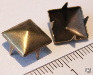 PYRAMÍDA 10 mm MOSADZNÁ: Jednotlivý vybíjanec