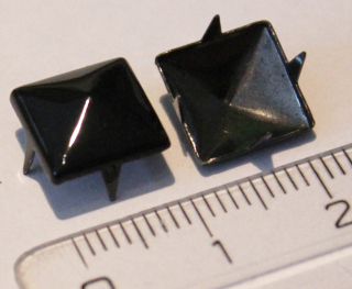 PYRAMÍDA 10 mm ČIERNA: Jednotlivý vybíjanec