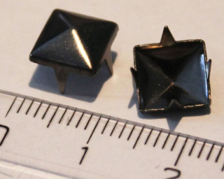 PYRAMÍDA 8 mm ČIERNA: Jednotlivý vybíjanec