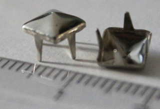 PYRAMÍDA 6 mm STRIEBORNÁ: Jednotlivý vybíjanec