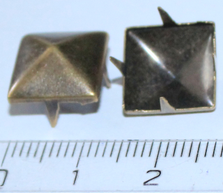 PYRAMÍDA 12 mm MOSADZNÁ: Jednotlivý vybíjanec