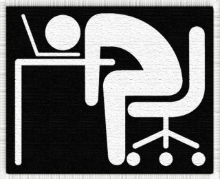 No stress - postavička zaspatá na pracovnom stole (vyšívaná nášivka)